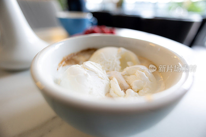 Affogato或者更传统的叫法是Affogato al caffe，或者用白瓷杯盛上咖啡糖浆，倒入热意式浓缩咖啡，再配上几勺冰淇淋